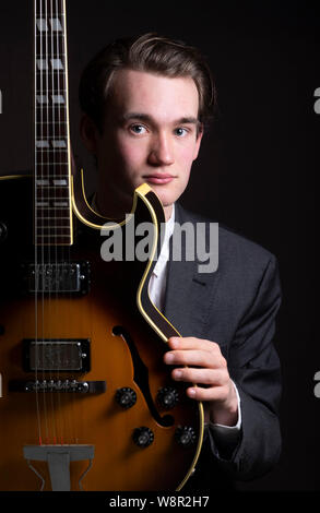 Portrait de jeunes 17 ans, étudiant en musique avec guitare Banque D'Images