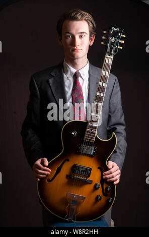 Portrait de jeunes 17 ans, étudiant en musique avec guitare Banque D'Images