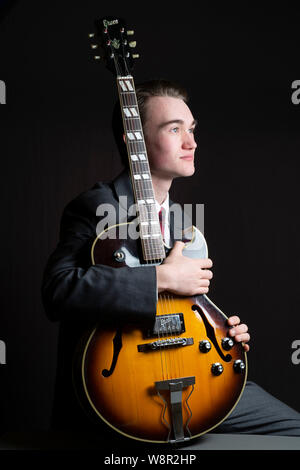 Portrait de jeunes 17 ans, étudiant en musique avec guitare Banque D'Images