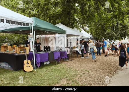 Des foules de gens profitant de Boulder Comté Farmers Market un jour d'été Banque D'Images