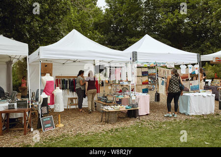 Des foules de gens profitant de Boulder Comté Farmers Market un jour d'été Banque D'Images