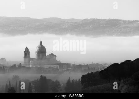 Vue de Santa Maria degli Angeli église Papale (assise) au milieu du brouillard Banque D'Images