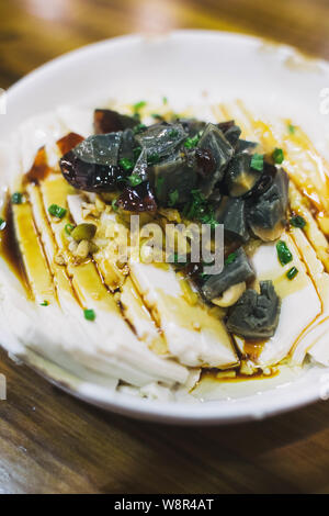 Siècle dans le tofu oeufs restaurant chinois de Shanghai. un plat froid. Banque D'Images