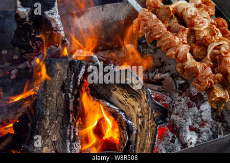 Brochettes de viande grill. De porc ou de boeuf sont frits sur feu ouvert. Cuisine barbecue partie close up image. Kebab ou des brochettes cuisson sur spits Banque D'Images