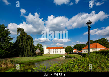 L'Allemagne, en Rhénanie du Nord-Westphalie, NRW, Westphalie, Ruhr, D-Herten, D-Herten-Westerholt, Vieux Village Westerholt, Alte Freiheit Westerholt, château à douves Westerholt, Manor, classicisme, castle hotel et restaurant, fossé, les cumulus, lanterne Banque D'Images