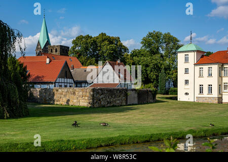 L'Allemagne, en Rhénanie du Nord-Westphalie, NRW, Westphalie, Ruhr, D-Herten, D-Herten-Westerholt, Vieux Village Westerholt, Alte Freiheit Westerholt, mur de la ville, maisons d'habitation, l'église catholique Saint Martin, chapelle du château Saint Martin, tour ruine, château à douves Westerholt, Manor, classicisme, castle hotel et restaurant, un fossé Banque D'Images