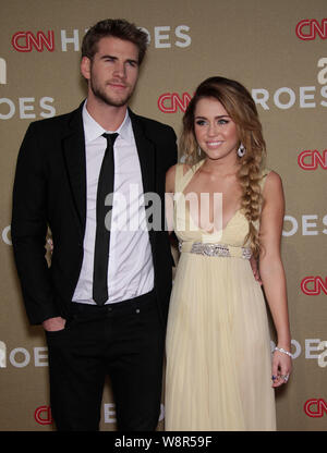 Le 11 décembre 2011 - Los Angeles, Californie, États-Unis - MILEY CYRUS ET LIAM HEMSWORTH arrive pour le CNN Heroes : All-Star Tribute 2011 Au Shrine Auditorium. (Crédit Image : © Lisa O'Connor/ZUMAPRESS.com) Banque D'Images