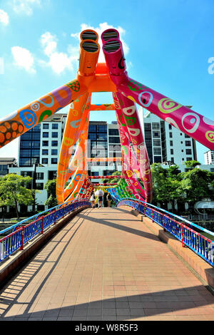 Vue le long de la chaussée Du Pont, un Alkaff structure sur la rivière Singapour montrant les poutres peintes de couleurs Banque D'Images