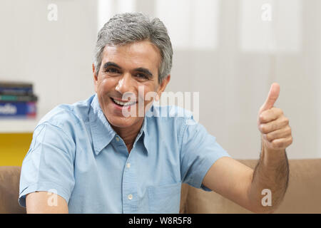 Man showing Thumbs up sign and smiling Banque D'Images