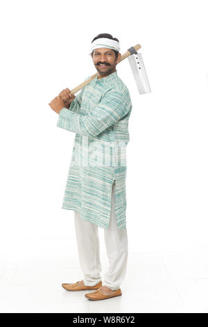 Farmer standing avec une binette isolé sur fond blanc Banque D'Images