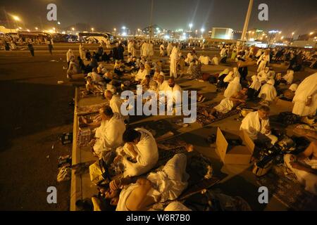 La Mecque, La Mecque, en Arabie Saoudite. 10 août, 2019. Pèlerins musulmans se reposer dans une rue pendant la dernière étape de la pèlerinage annuel juste avant le lever du soleil, dans la vallée de Mina, Arabie juste en dehors de la ville sainte de La Mecque, le 10 août 2019 Credit : Ashraf Amra/APA/Images/fil ZUMA Alamy Live News Banque D'Images