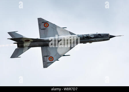 Un Mikoyan-Gourevitch MiG-21 en avion de chasse supersonique de la Force aérienne roumaine. Banque D'Images