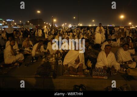 La Mecque, La Mecque, en Arabie Saoudite. 10 août, 2019. Pèlerins musulmans se reposer dans une rue pendant la dernière étape de la pèlerinage annuel juste avant le lever du soleil, dans la vallée de Mina, Arabie juste en dehors de la ville sainte de La Mecque, le 10 août 2019 Credit : Ashraf Amra/APA/Images/fil ZUMA Alamy Live News Banque D'Images