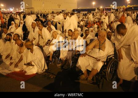 La Mecque, La Mecque, en Arabie Saoudite. 10 août, 2019. Pèlerins musulmans prier dans une rue pendant la dernière étape de la pèlerinage annuel juste avant le lever du soleil, dans la vallée de Mina, Arabie juste en dehors de la ville sainte de La Mecque, le 10 août 2019 Credit : Ashraf Amra/APA/Images/fil ZUMA Alamy Live News Banque D'Images