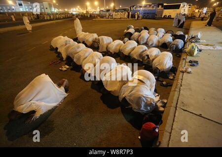 La Mecque, La Mecque, en Arabie Saoudite. 10 août, 2019. Pèlerins musulmans prier dans une rue pendant la dernière étape de la pèlerinage annuel juste avant le lever du soleil, dans la vallée de Mina, Arabie juste en dehors de la ville sainte de La Mecque, le 10 août 2019 Credit : Ashraf Amra/APA/Images/fil ZUMA Alamy Live News Banque D'Images