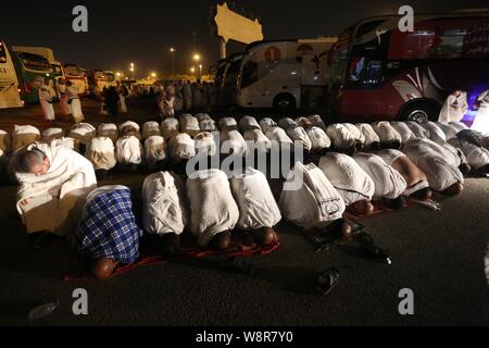 La Mecque, La Mecque, en Arabie Saoudite. 10 août, 2019. Pèlerins musulmans prier dans une rue pendant la dernière étape de la pèlerinage annuel juste avant le lever du soleil, dans la vallée de Mina, Arabie juste en dehors de la ville sainte de La Mecque, le 10 août 2019 Credit : Ashraf Amra/APA/Images/fil ZUMA Alamy Live News Banque D'Images