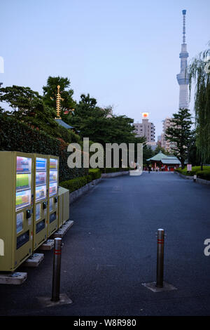 Tokyo / Japon - 31 juillet 2019 - quartier Asakusa. Distributeurs automatiques dans les rues avec le Tokyo Skytree en arrière-plan. Banque D'Images