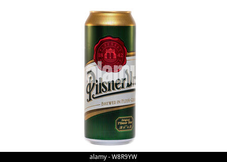 PRAGUE - Août 10 : la bière Pilsner Urquell isolé sur fond blanc à Prague le 10 août. 2019 en République Tchèque Banque D'Images