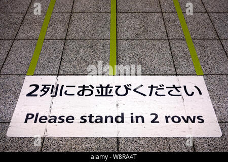 Tokyo / Japon - 31 juillet 2019 : Inscrivez-vous sur le métro de Tokyo, fond de la plate-forme des instructions aux passagers pour s'aligner sur 2 lignes Banque D'Images