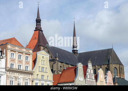 Allemagne Rostock, vieille maisons à pignons sur la place principale, l'Église Marienkirche Banque D'Images