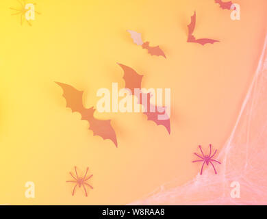 Les chauves-souris d'Halloween sur fond jaune et orange dans le néon toning avec gradient. Banque D'Images