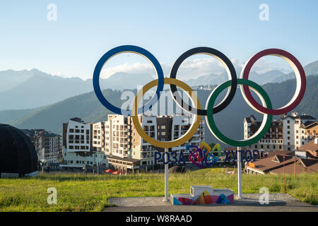 La Russie, Sotchi - Juillet 4, 2019 : anneaux olympiques au village olympique de Rosa Khutor Banque D'Images