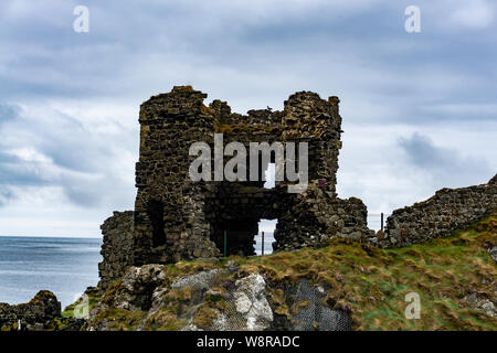 L'Irlande du Nord, Kinbane Pointe, Mai 2019 : Ruines du château sur la tête de Kinbane Kinbane Banque D'Images