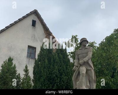 Moehrendorf, Allemagne - le 9 août 2019 : vue d'un monument commémoratif de guerre Moehrendorf commémorant les soldats qui sont morts dans la première et la seconde guerre mondiale. Banque D'Images