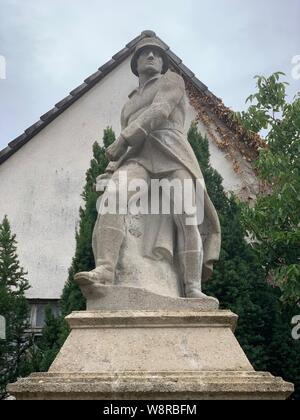 Moehrendorf, Allemagne - le 9 août 2019 : vue d'un monument commémoratif de guerre Moehrendorf commémorant les soldats qui sont morts dans la première et la seconde guerre mondiale. Banque D'Images