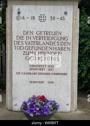 Moehrendorf, Allemagne - le 9 août 2019 : vue d'un monument commémoratif de guerre Moehrendorf commémorant les soldats qui sont morts dans la première et la seconde guerre mondiale. Banque D'Images