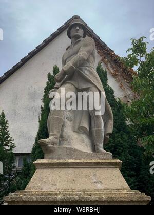 Moehrendorf, Allemagne - le 9 août 2019 : vue d'un monument commémoratif de guerre Moehrendorf commémorant les soldats qui sont morts dans la première et la seconde guerre mondiale. Banque D'Images