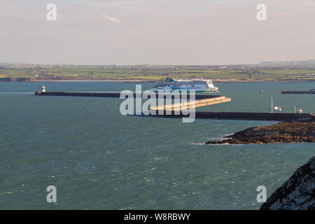 Holyhead, pays de Galles - Irish Ferries Ferry navire entrant dans le port de Holyhead HARBOUR HARBOUR, paysage, le 18 novembre 2018 au Royaume-Uni. Banque D'Images