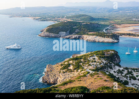 Vue sur plage de Voidokilia, dans le Péloponnèse, région de la Grèce, de l'ancien château de Palaiokastro (Navarin). Banque D'Images