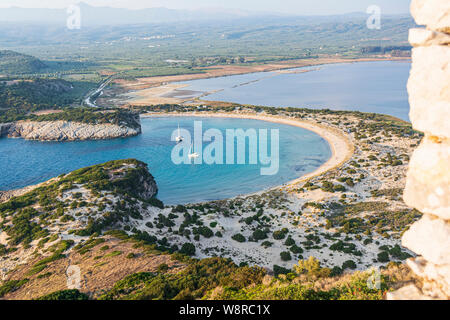 Vue sur plage de Voidokilia, dans le Péloponnèse, région de la Grèce, de l'ancien château de Palaiokastro (Navarin). Banque D'Images