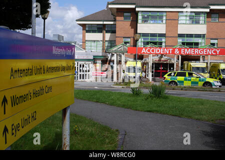 A&E Dept au Royal Bolton, Hôpital Nord Ouest avec les véhicules de service d'ambulance, Bolton, Lancashire, Greater Manchester, Angleterre Royaume-uni photo DON TONGE Banque D'Images