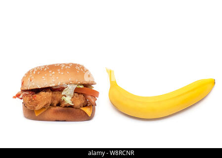 Ensemble d'aliments sains et malsains, concept photo sur le régime alimentaire. Qui sera votre choix. Banque D'Images