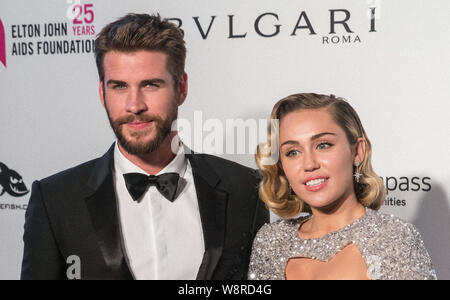 (Dossier) Miley Cyrus et Liam Hemsworth Split. WEST HOLLYWOOD, LOS ANGELES, CALIFORNIE, USA - 04 mars : l'Acteur Liam Hemsworth et Miley Cyrus chanteuse/copine arrivent à la 26e assemblée annuelle de l'Elton John AIDS Foundation Academy Awards Viewing Party organisée à la ville de West Hollywood Park le 4 mars 2018 à West Hollywood, Los Angeles, Californie, États-Unis. (Photo de Kenneth Chan/Image Crédit : Agence de Presse) L'agence de presse Image/Alamy Live News Banque D'Images