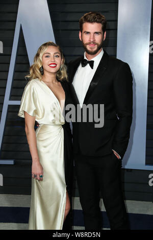 (Dossier) Miley Cyrus et Liam Hemsworth Split. BEVERLY HILLS, LOS ANGELES, CALIFORNIE, USA - 04 mars : la chanteuse Miley Cyrus et Liam Hemsworth acteur/petit ami arriver au 2018 Vanity Fair Oscar Party organisée à l'Annenberg Center for the Performing Arts le 4 mars 2018 à Beverly Hills, Los Angeles, Californie, États-Unis. (Photo par Xavier Collin/Image Crédit : Agence de Presse) L'agence de presse Image/Alamy Live News Banque D'Images