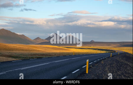 Paysage près de Möðrudalur solitaire/nord de l'Islande sur un songe d'une soirée tardive Banque D'Images