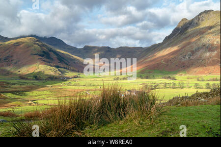 Mickleden avec vallée entourant Lakeland fells à Langdale, Parc National de Lake District, Cumbria, England, UK Banque D'Images