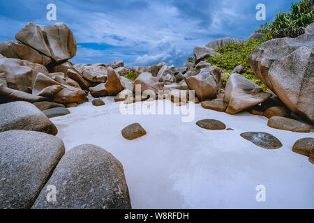 Petit secret Tropical plage de sable blanc entourée de rochers de granite. Anse Marron plage, La Digue, Seychelles Banque D'Images