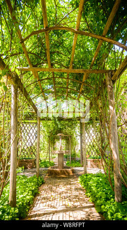 Belle voie dans un jardin en Italie. Banque D'Images