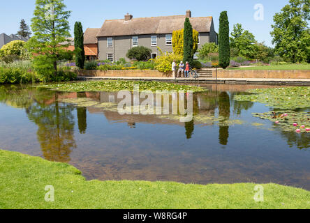 Les jardins de la Royal Horticultural Society à Hyde Hall, Essex, Angleterre, Royaume-Uni - Étang supérieur Banque D'Images