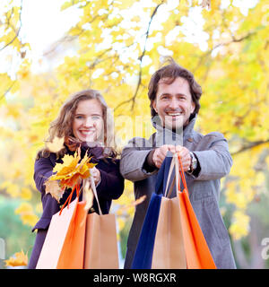 Avec deux sacs de papier commercial à l'automne forêt , automne vente concept Banque D'Images