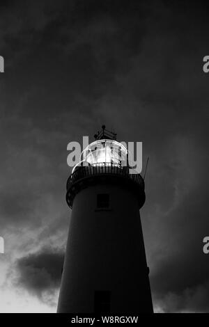 Le phare situé sur la péninsule de Loop Head sur l'Irlande et la superbe côte de l'Atlantique sauvage. Banque D'Images