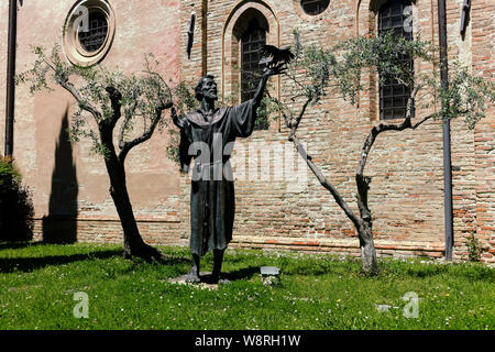 Statue en bronze de Saint François d'Assise, par le sculpteur Roberto Cremesini. Couvent des églises San Francesco.Trévise, Vénétie, Italie, Europe, UE. Banque D'Images