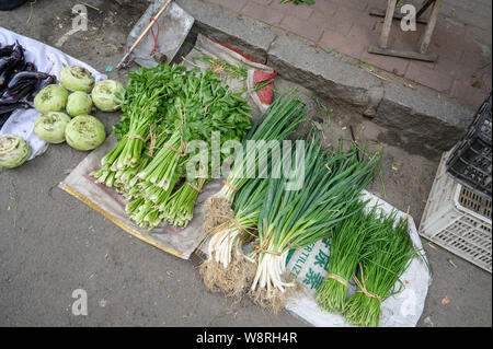 MISHAN, CHINE - 27 juillet 2019 : divers légumes dans un marché de légumes locaux. Mishan est une ville-district dans le sud-est de la province de Heilongjiang Banque D'Images