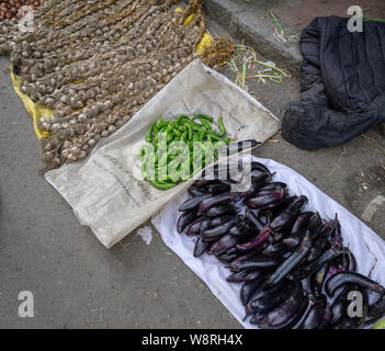 MISHAN, CHINE - 27 juillet 2019 : divers légumes dans un marché de légumes locaux. Mishan est une ville-district dans le sud-est de la province de Heilongjiang Banque D'Images