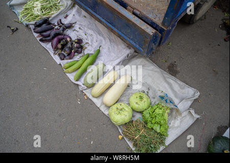 MISHAN, CHINE - 27 juillet 2019 : divers légumes dans un marché de légumes locaux. Mishan est une ville-district dans le sud-est de la province de Heilongjiang Banque D'Images