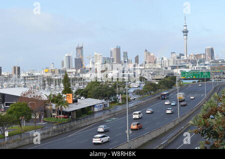 Auckland City Skyline donnant sur le Nord de l'autoroute et Westhaven Marina Banque D'Images